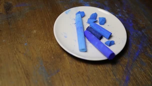 Birkaç Parça Mavi Yumuşak Pastel Tebeşir Sanat Için Profesyonel Malzemeler — Stok video