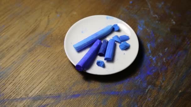 Några Bitar Blå Mjuk Pastell Krita Professionella Material För Konst — Stockvideo