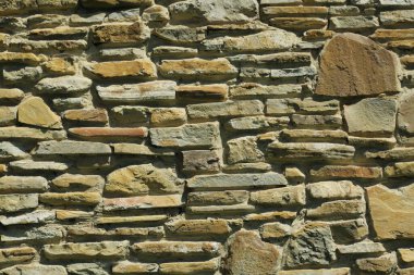 Eski bir taş duvarın resmi.
