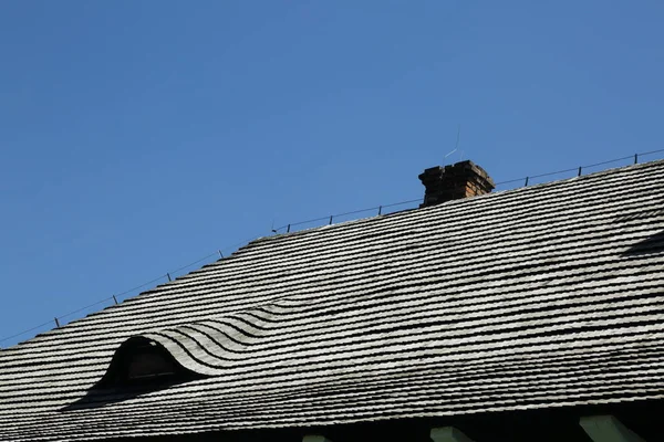 ポーランドの伝統的な木造住宅の屋根をわら — ストック写真