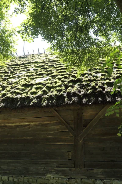 Słomkowy Dach Tradycyjnym Drewnianym Domu Polsce — Zdjęcie stockowe