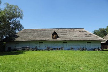 Polonya 'da geleneksel ahşap evler. Kırsaldaki otantik ve tarihi kır evleri. Polonya köyündeki etnografik binalar..