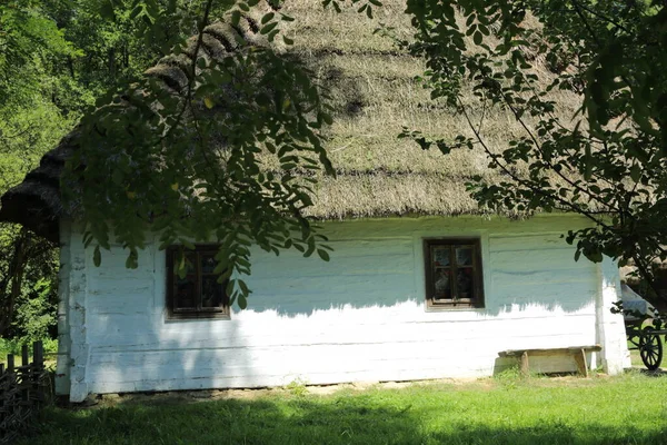 ポーランドの伝統的な木造住宅 国の本物で歴史的な古いコテージ ポリッシュ村の民族誌的な建物 — ストック写真