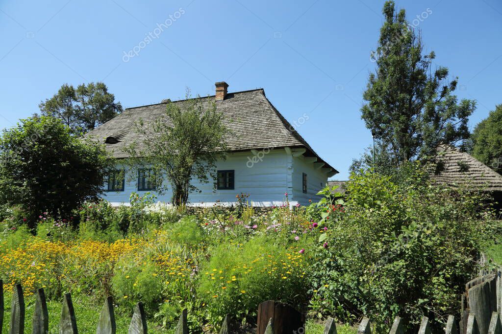 Casas tradicionales de madera en Polonia. Casas antiguas auténticas e