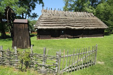 Polonya 'da geleneksel ahşap evler. Kırsaldaki otantik ve tarihi kır evleri. Polonya köyündeki etnografik binalar..