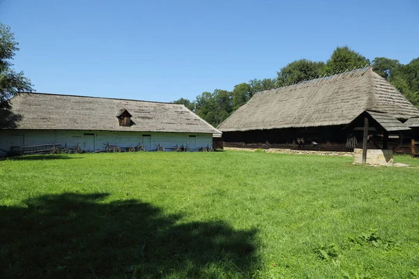 波兰传统的木制房屋 乡村真实的 古老的村舍 光彩夺目的村落中的民族志建筑 — 图库照片