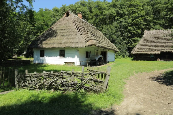 ポーランドの伝統的な木造住宅 国の本物で歴史的な古いコテージ ポリッシュ村の民族誌的な建物 — ストック写真