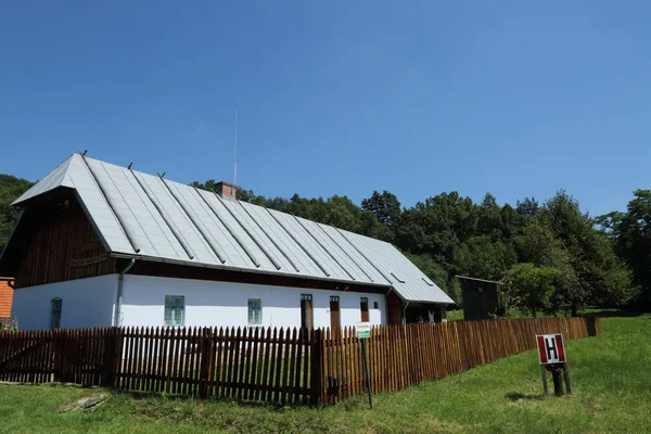 Tradycyjne Drewniane Domy Polsce Autentyczne Zabytkowe Stare Domki Wsi Etnograficzne — Zdjęcie stockowe