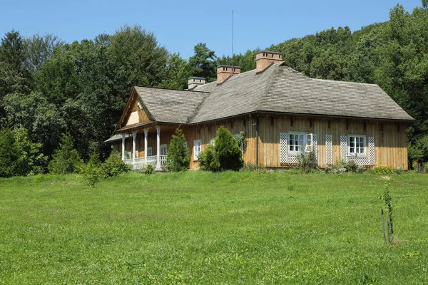 Casa de campo polaco fotos de stock, imágenes de Casa de campo polaco sin  royalties | Depositphotos