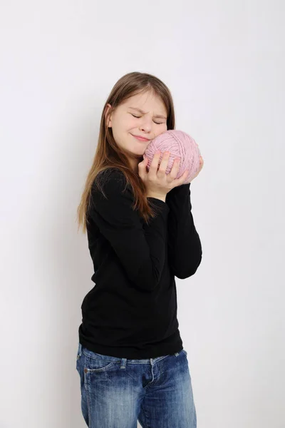 Menina Está Segurando Uma Bola Para Tricô — Fotografia de Stock