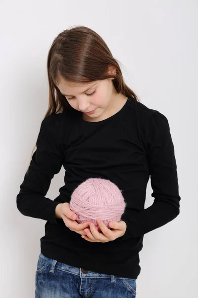 Mädchen Hält Ein Wollknäuel Zum Stricken Der Hand — Stockfoto