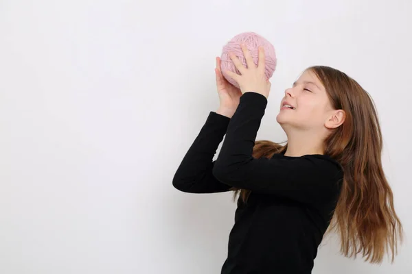 Fille Tient Une Boule Laine Pour Tricoter — Photo