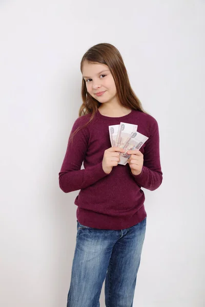 Inteligentny Rosyjski Nastolatek Dziewczyna Gospodarstwa Rubli Pieniądze Pieniężne Federacji Rosyjskiej — Zdjęcie stockowe