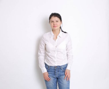 Model kılığında beyaz bir kadın stüdyo resmi. Beyaz, zarif bluzlu kadın..