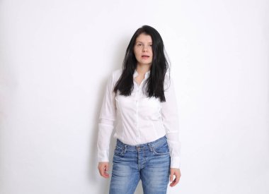 Model kılığında beyaz bir kadın stüdyo resmi. Beyaz, zarif bluzlu kadın..