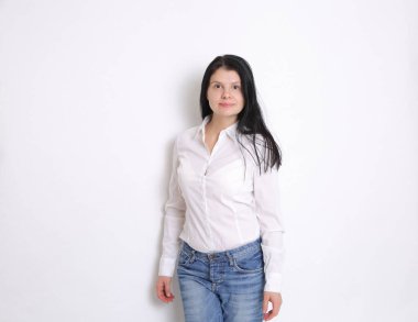 Model kılığında beyaz bir kadın stüdyo resmi. Beyaz, zarif bluzlu kadın..