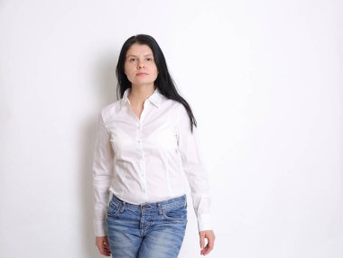 Model kılığında beyaz bir kadın stüdyo resmi. Beyaz, zarif bluzlu kadın..