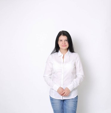 Model kılığında beyaz bir kadın stüdyo resmi. Beyaz, zarif bluzlu kadın..