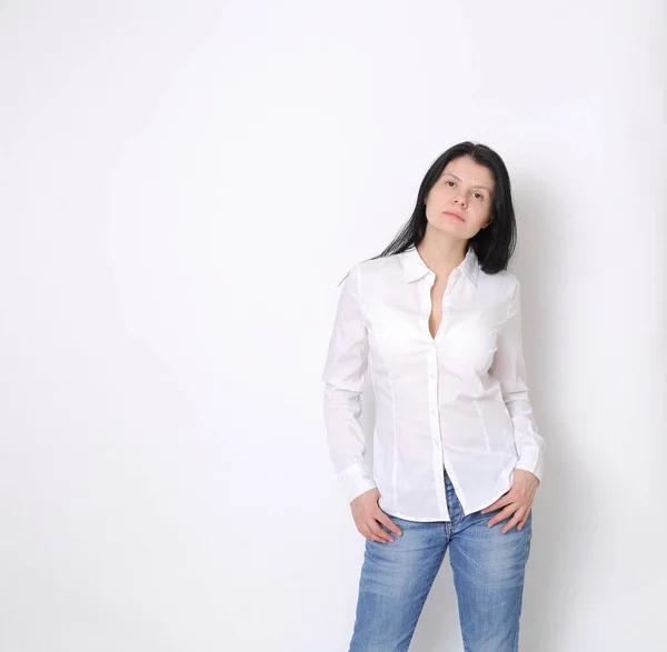 Kavkazská Žena Studiový Portrét Vydávající Modelku Žena Bílé Elegantní Halence — Stock fotografie