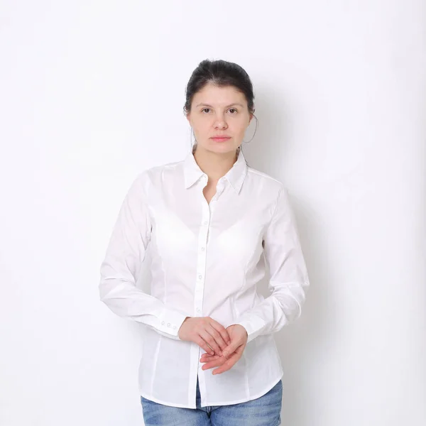 Kaukázusi Női Stúdióportré Modellnek Álcázva Fehér Elegáns Blúzban — Stock Fotó