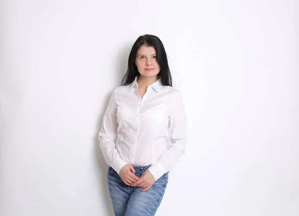 Kaukasiska Kvinna Studio Porträtt Poserar Som Modell Kvinna Vit Elegant — Stockfoto