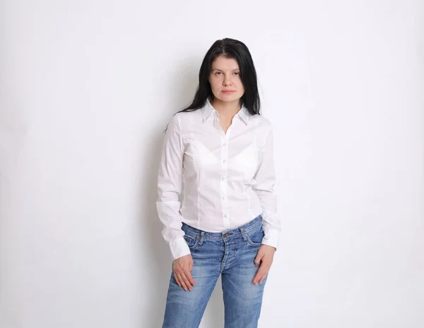 高加索妇女工作室的肖像假扮成模特 身穿白色雅致衬衫的妇女 — 图库照片