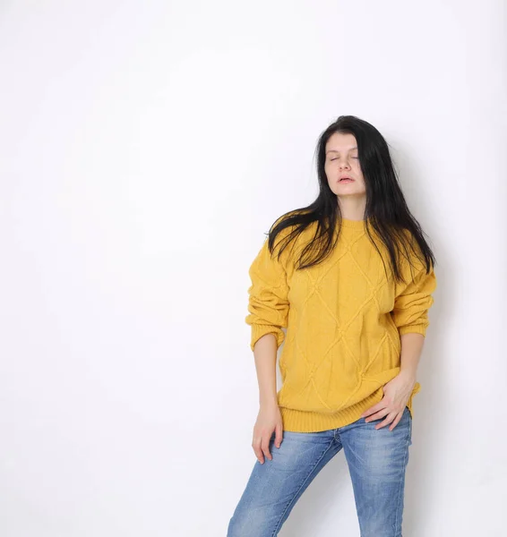 Divertido Emocional Mujer Caucásica Estudio Retrato Mujer Alegre Posando Cámara —  Fotos de Stock