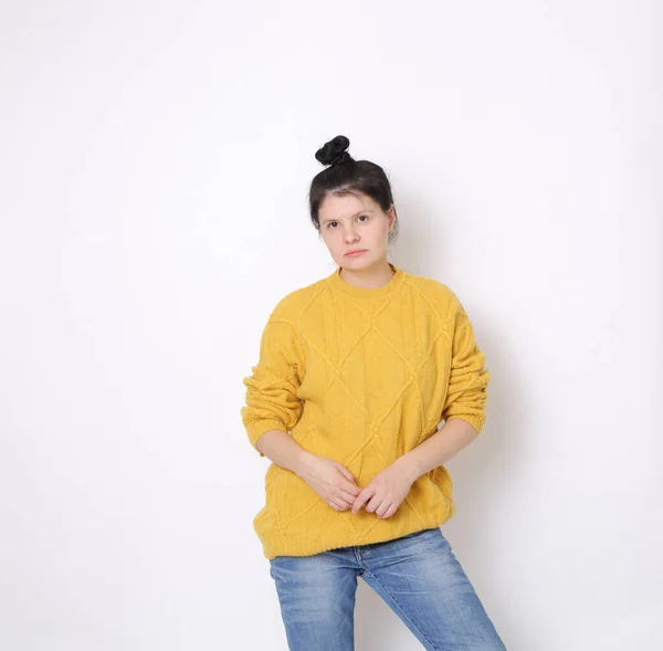 Engraçado Emocional Caucasiano Mulher Estúdio Retrato Alegre Mulher Posando Câmera — Fotografia de Stock