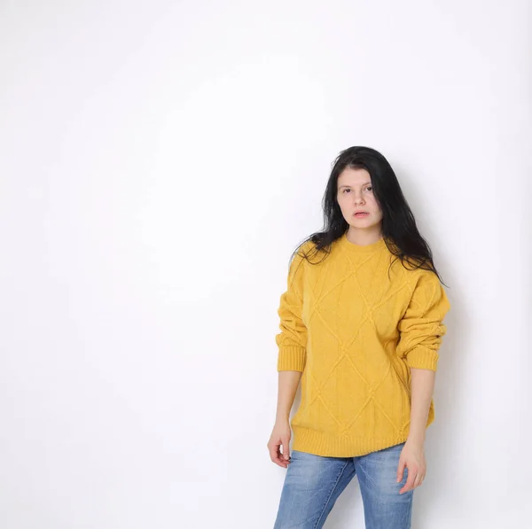 Engraçado Emocional Caucasiano Mulher Estúdio Retrato Alegre Mulher Posando Câmera — Fotografia de Stock