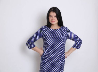 Zarif, ama duygusal beyaz kadın stüdyoda / Kameraya poz veren neşeli kadın