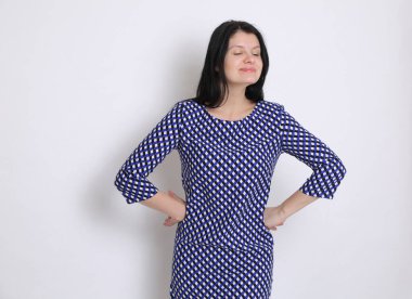 Zarif, ama duygusal beyaz kadın stüdyoda / Kameraya poz veren neşeli kadın