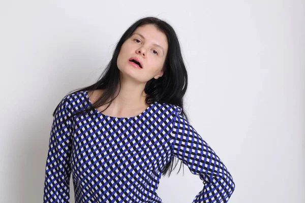 Elegante Maar Emotionele Blanke Vrouw Studio Vreugdevolle Vrouw Poseren Camera — Stockfoto