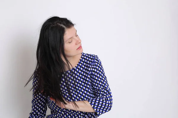 Elegante Pero Emocional Mujer Caucásica Está Estudio Mujer Alegre Posando —  Fotos de Stock