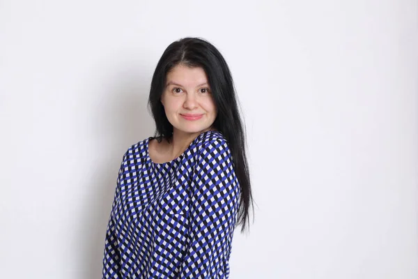 Elegante Pero Emocional Mujer Caucásica Está Estudio Mujer Alegre Posando —  Fotos de Stock