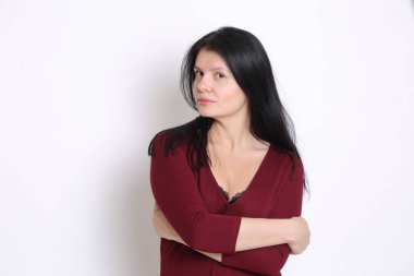 Çekici kadın kamerada poz veriyor.