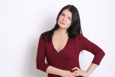 Çekici kadın kamerada poz veriyor.