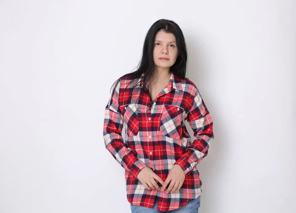 Atractiva Mujer Americana Caucásica Una Camisa Cuadros Roja Estilo Occidental — Foto de Stock