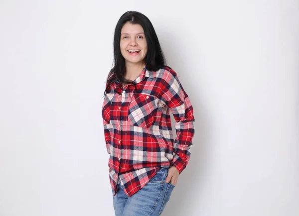 Atractiva Mujer Americana Caucásica Una Camisa Cuadros Roja Estilo Occidental —  Fotos de Stock