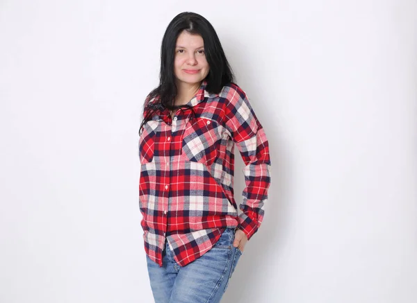 赤い再生シャツの魅力的な白人アメリカ人女性 欧米のスタイル — ストック写真
