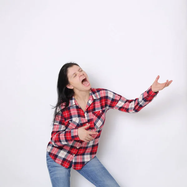 Atractiva Mujer Americana Caucásica Una Camisa Cuadros Roja Estilo Occidental —  Fotos de Stock