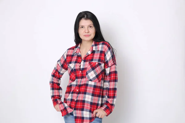 Atractiva Mujer Americana Caucásica Una Camisa Cuadros Roja Estilo Occidental —  Fotos de Stock