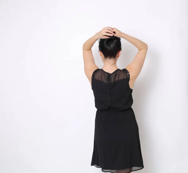 Běloška Elegantních Malých Černých Šatech Radostná Žena Pózující Kameře — Stock fotografie