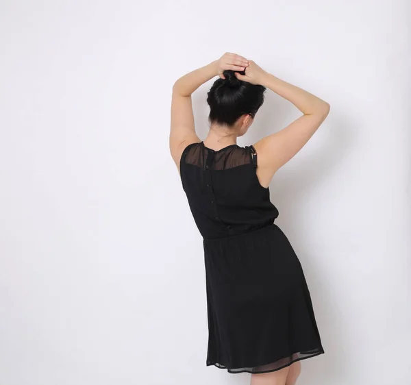 Zarif Küçük Siyah Elbiseli Beyaz Kadın Kamerada Poz Veren Neşeli — Stok fotoğraf