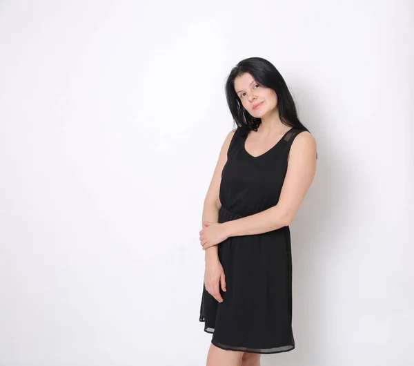 Zarif Küçük Siyah Elbiseli Beyaz Kadın Kamerada Poz Veren Neşeli — Stok fotoğraf