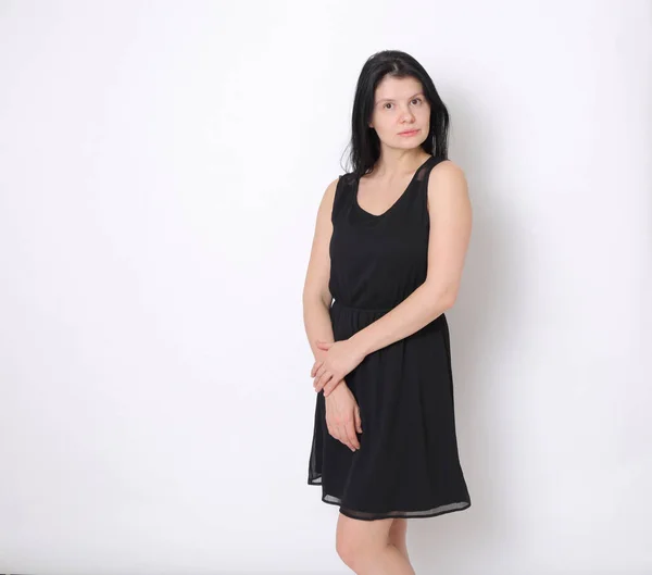 Mulher Caucasiana Elegante Pequeno Vestido Preto Mulher Alegre Posando Câmera — Fotografia de Stock