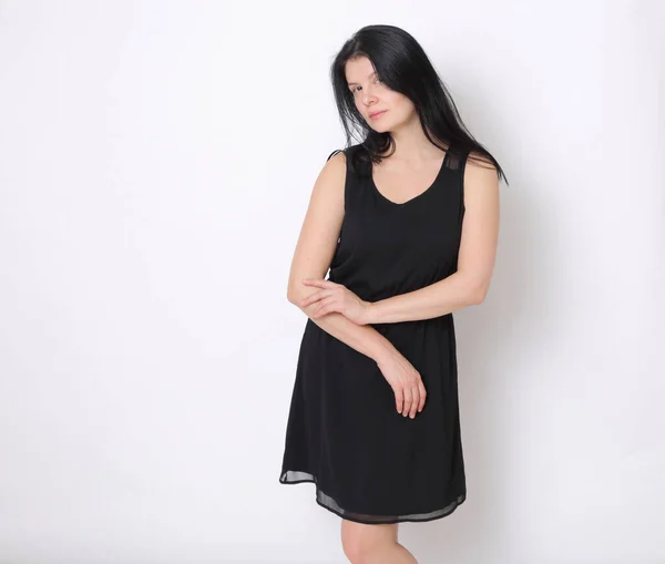 Mujer Caucásica Elegante Vestido Negro Pequeño Mujer Alegre Posando Cámara —  Fotos de Stock