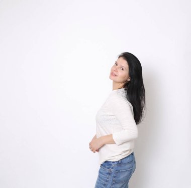 Güzel kadın stüdyo resmi / Kamerada poz veren neşeli kadın