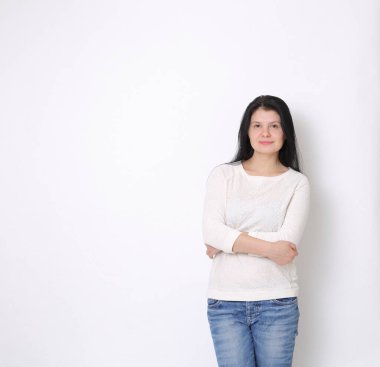 Güzel kadın stüdyo resmi / Kamerada poz veren neşeli kadın