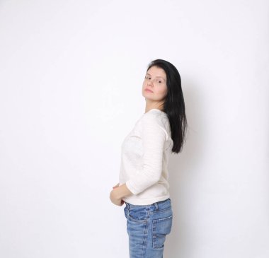 Güzel kadın stüdyo resmi / Kamerada poz veren neşeli kadın