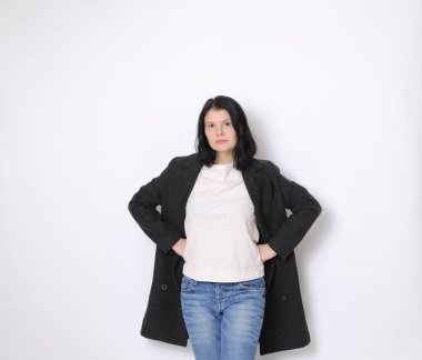 Kamerada poz veren Avrupalı kadın